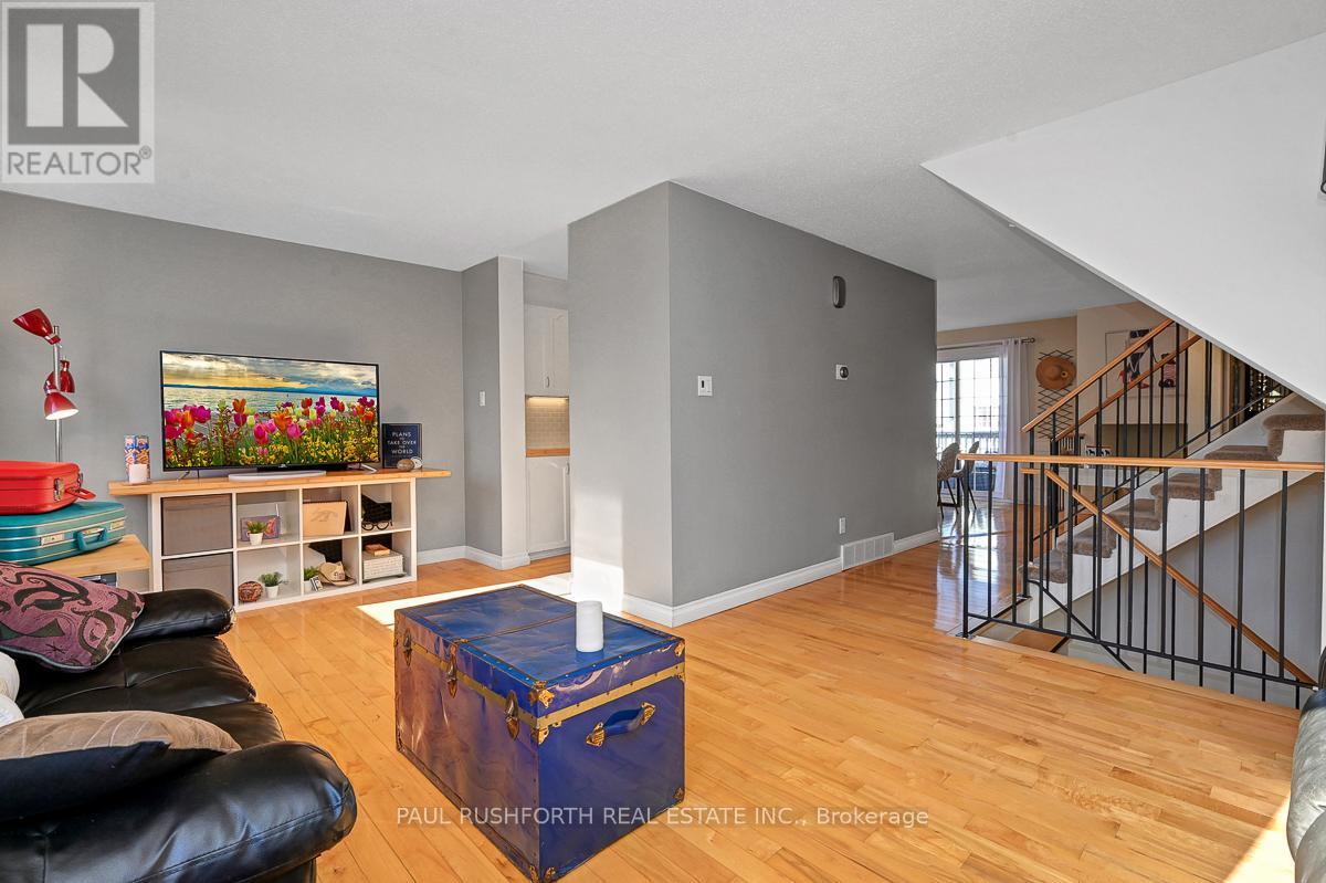 94 Castlegreen Private, Ottawa, Ontario  K1T 3N3 - Photo 5 - X12503524