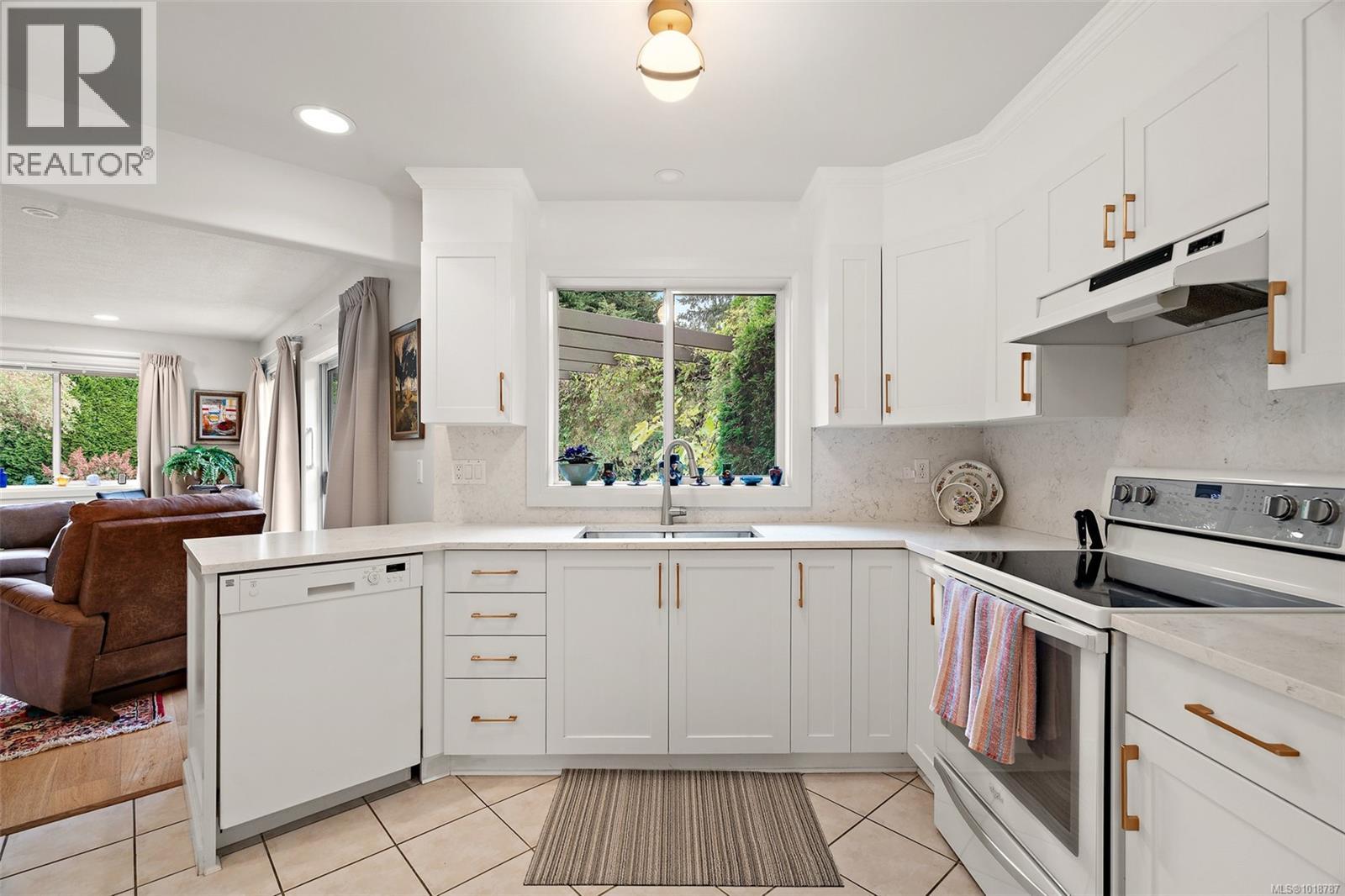 10217 Robinia Pl, Sidney, British Columbia  V8L 4M3 - Photo 5 - 1018787