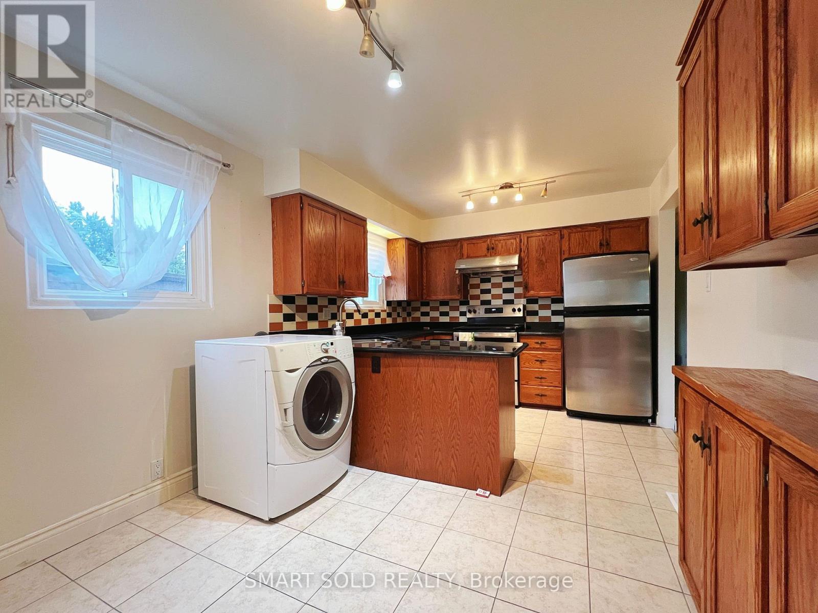 Upper - 171 Angus Drive, Toronto, Ontario  M2J 2W9 - Photo 5 - C12503256