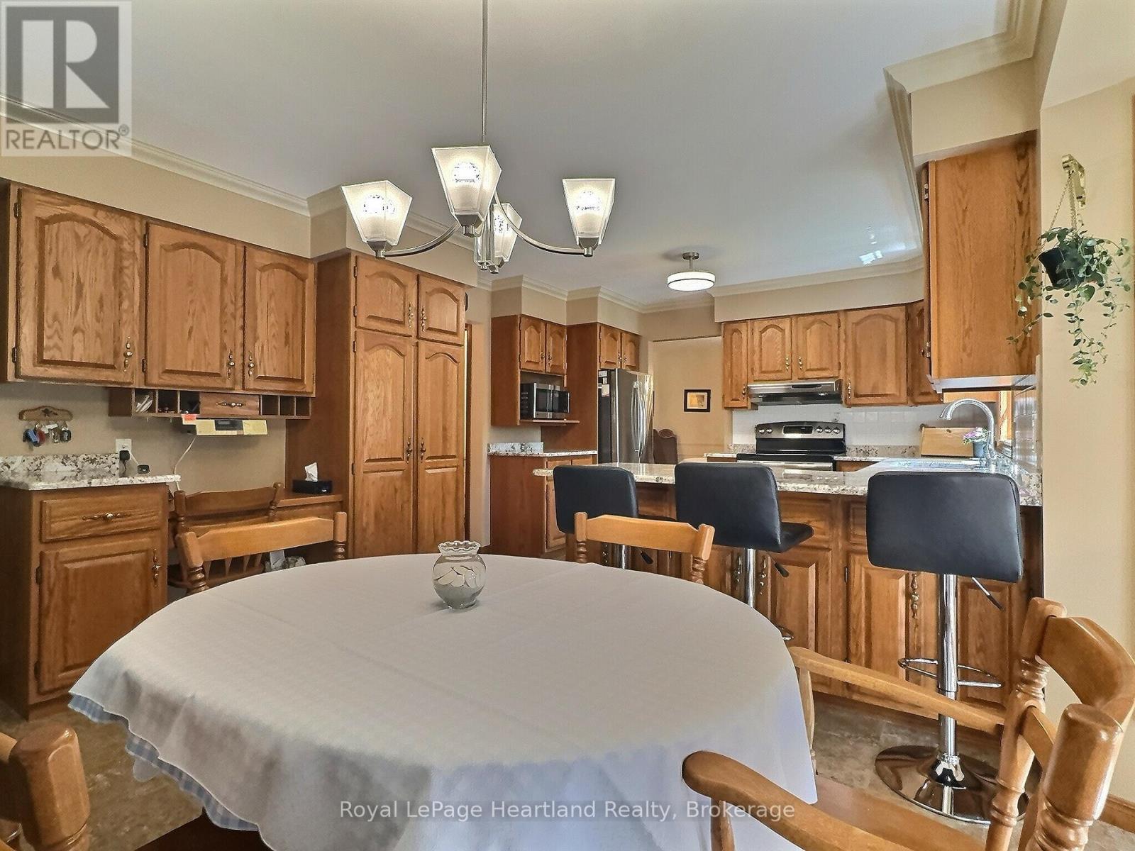 15 Kingscourt Crescent, South Huron, Ontario  N0M 1S1 - Photo 16 - X12317257