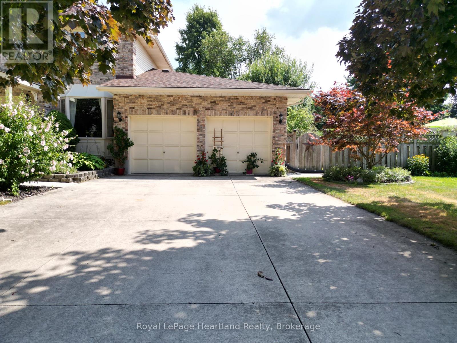 15 Kingscourt Crescent, South Huron, Ontario  N0M 1S1 - Photo 2 - X12317257