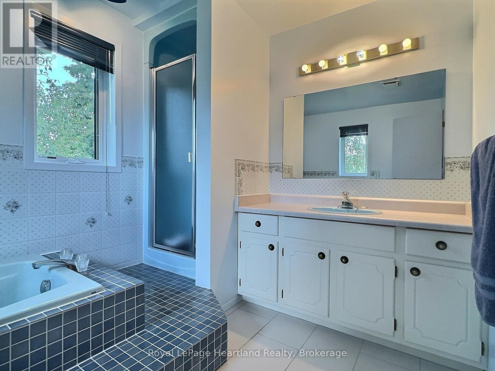 15 Kingscourt Crescent, South Huron, Ontario  N0M 1S1 - Photo 31 - X12317257