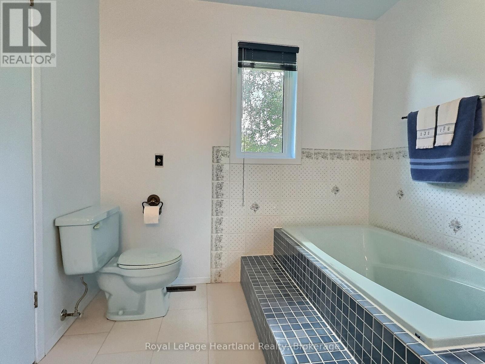 15 Kingscourt Crescent, South Huron, Ontario  N0M 1S1 - Photo 32 - X12317257