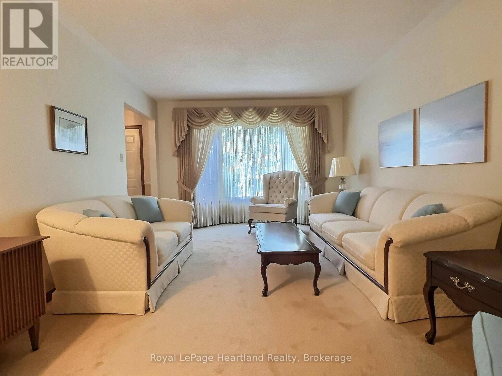 15 Kingscourt Crescent, South Huron, Ontario  N0M 1S1 - Photo 9 - X12317257