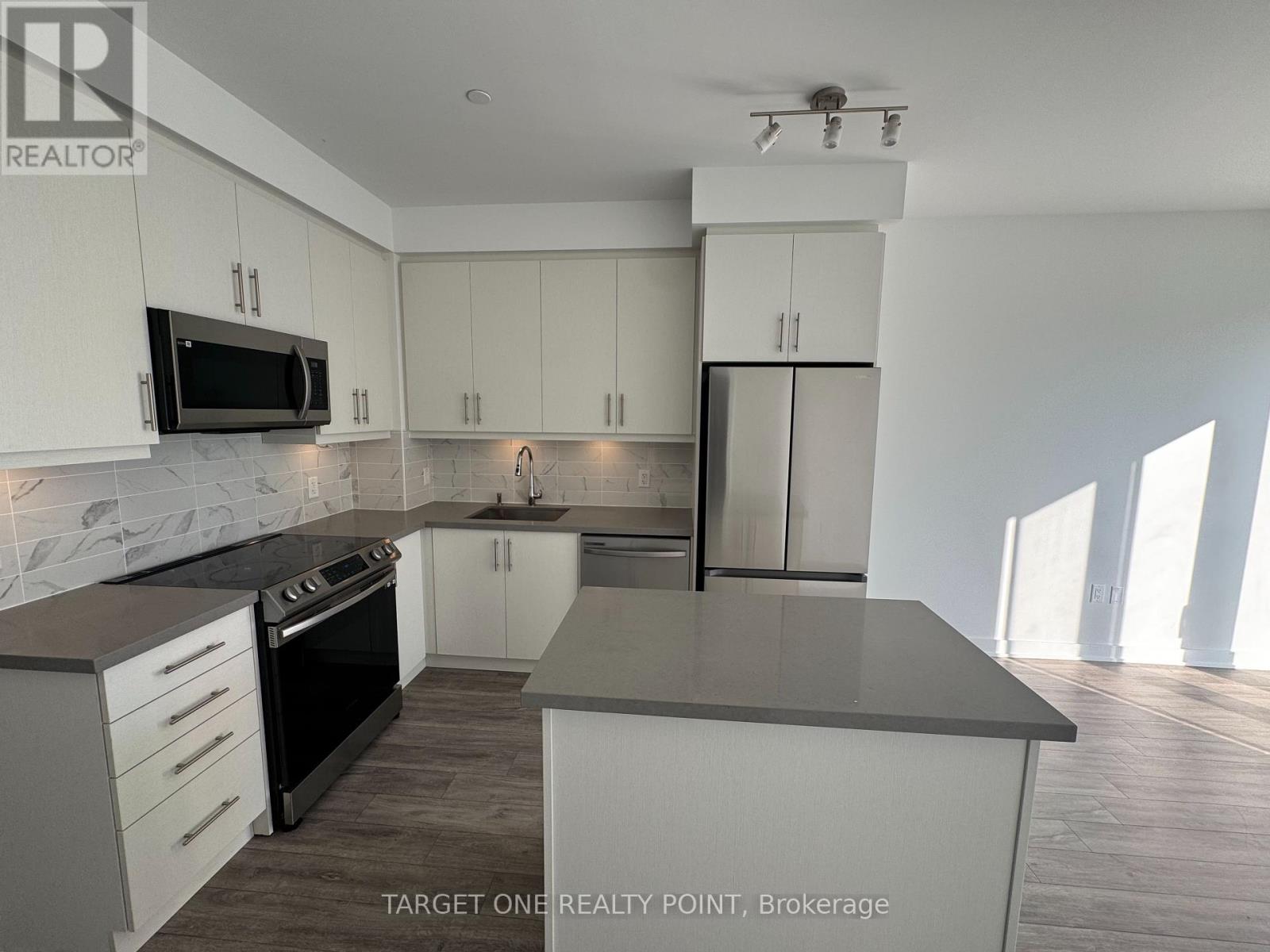 204 - 105 Oneida Crescent, Richmond Hill, Ontario  L4B 0H6 - Photo 3 - N12503150