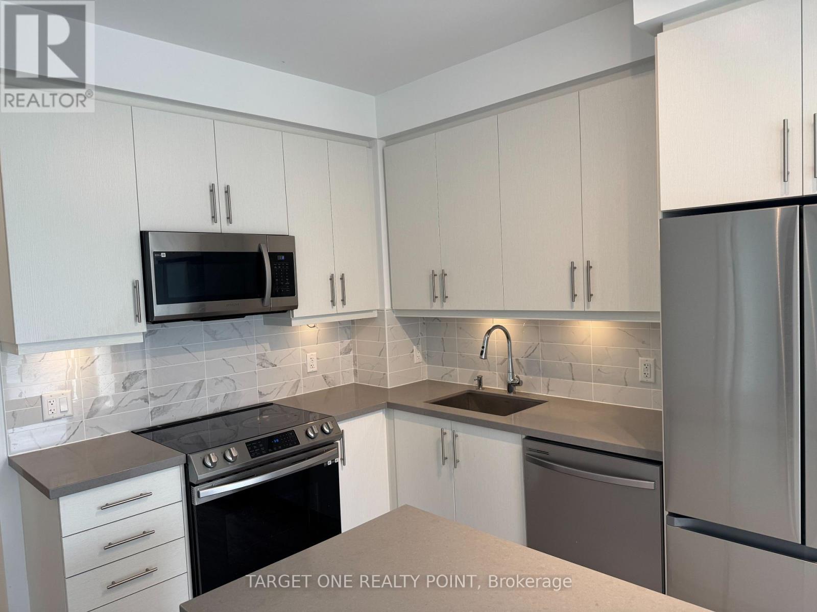 204 - 105 Oneida Crescent, Richmond Hill, Ontario  L4B 0H6 - Photo 4 - N12503150