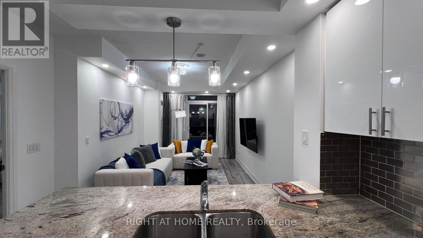 814 - 520 STEELES AVENUE W, Vaughan, Ontario