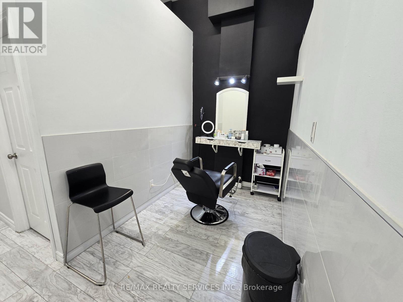 910 Bloor Street, Toronto, Ontario  M6H 1L1 - Photo 3 - W12503186