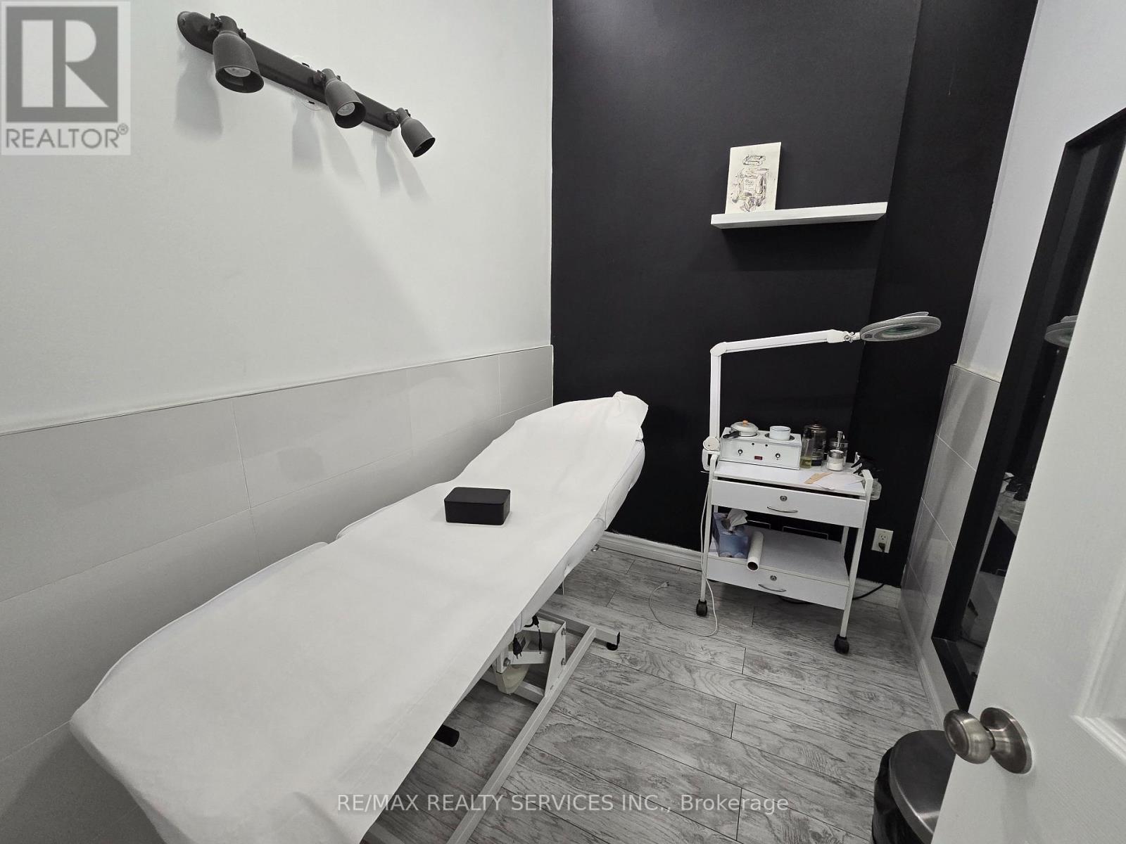 910 Bloor Street, Toronto, Ontario  M6H 1L1 - Photo 5 - W12503186