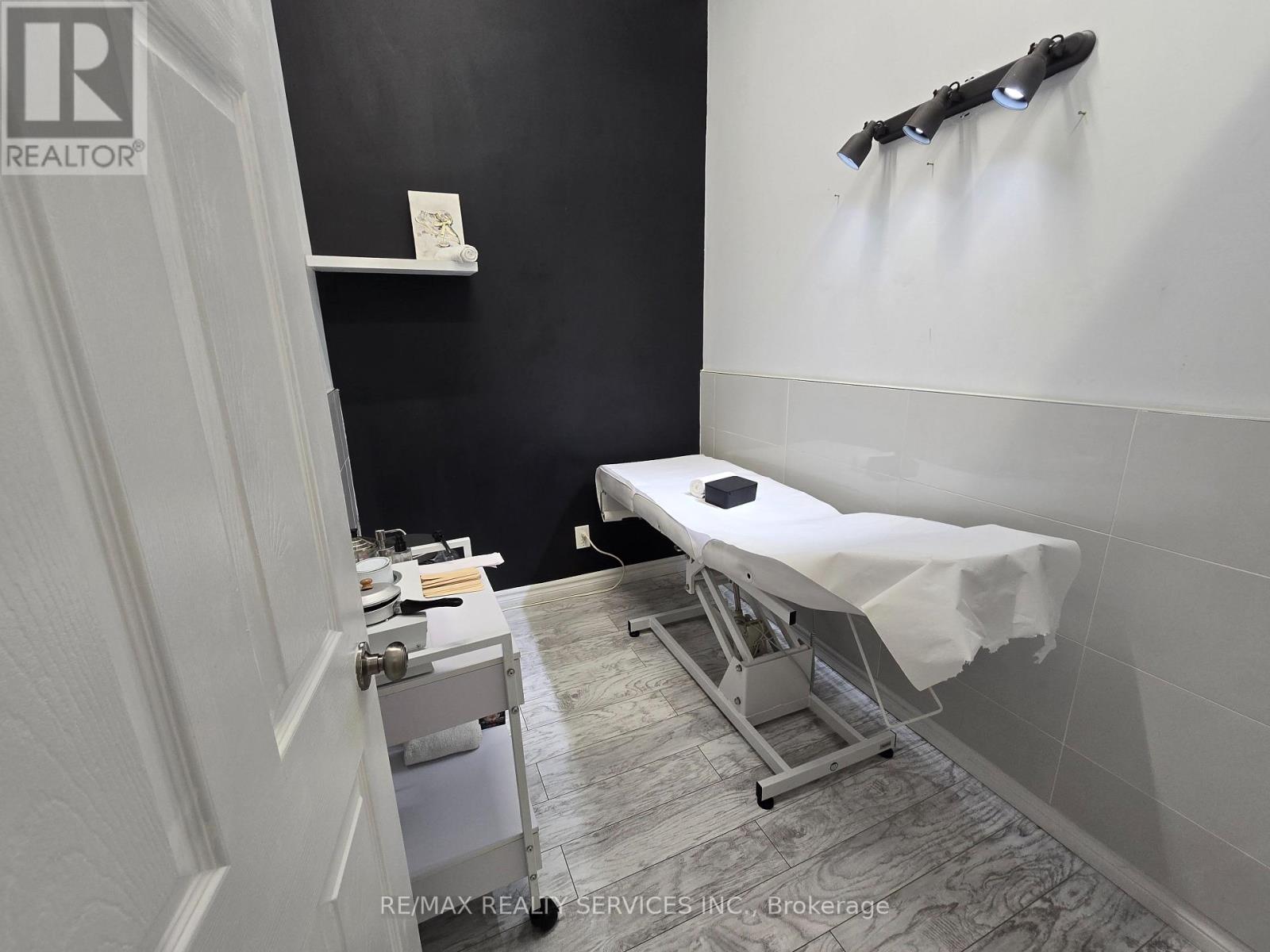 910 Bloor Street, Toronto, Ontario  M6H 1L1 - Photo 6 - W12503186