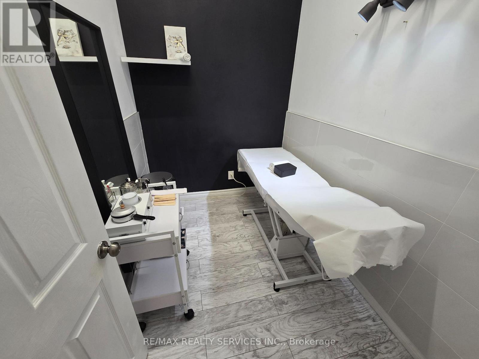 910 Bloor Street, Toronto, Ontario  M6H 1L1 - Photo 8 - W12503186