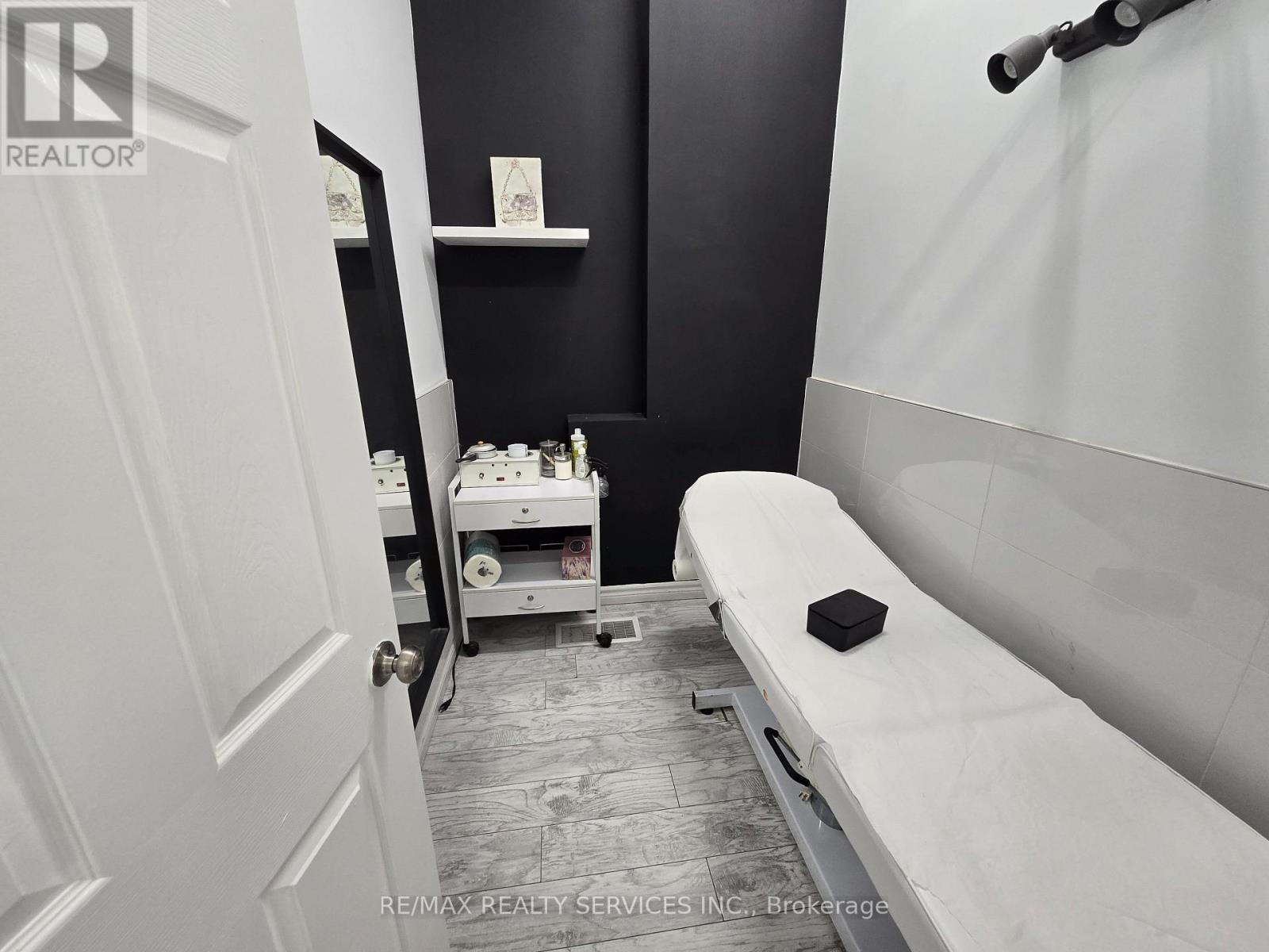 910 Bloor Street, Toronto, Ontario  M6H 1L1 - Photo 9 - W12503186