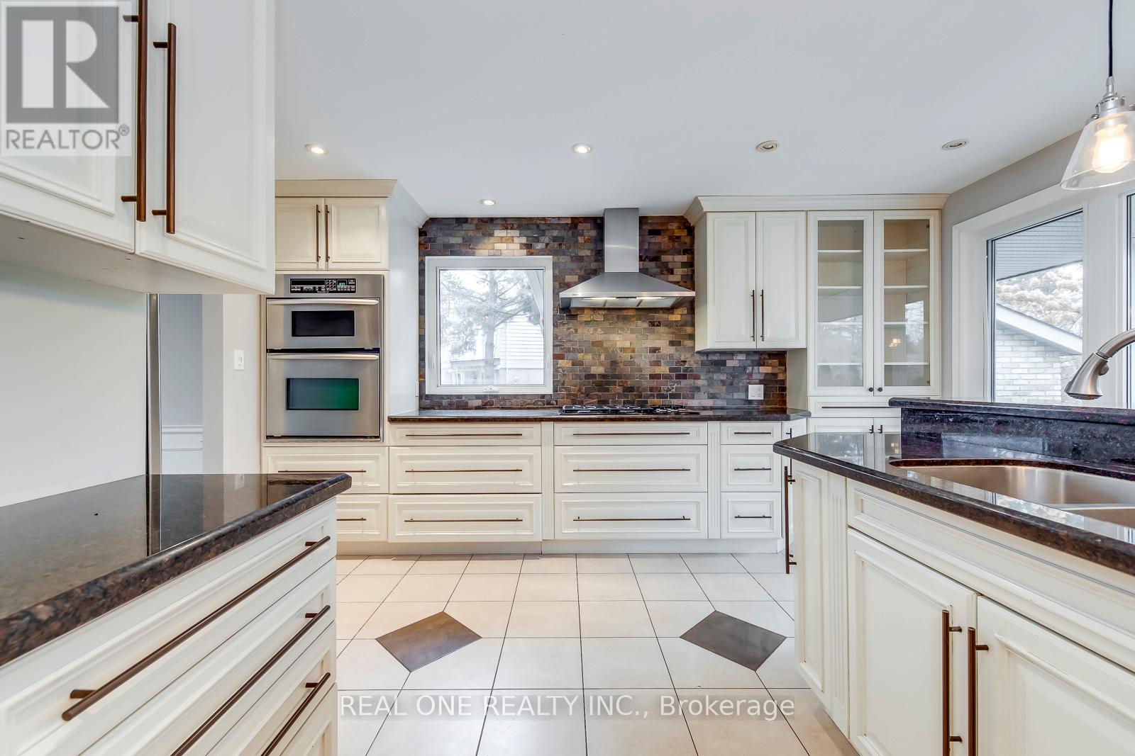 120 Blyth Crescent, Oakville, Ontario  L6J 5H6 - Photo 17 - W12503238