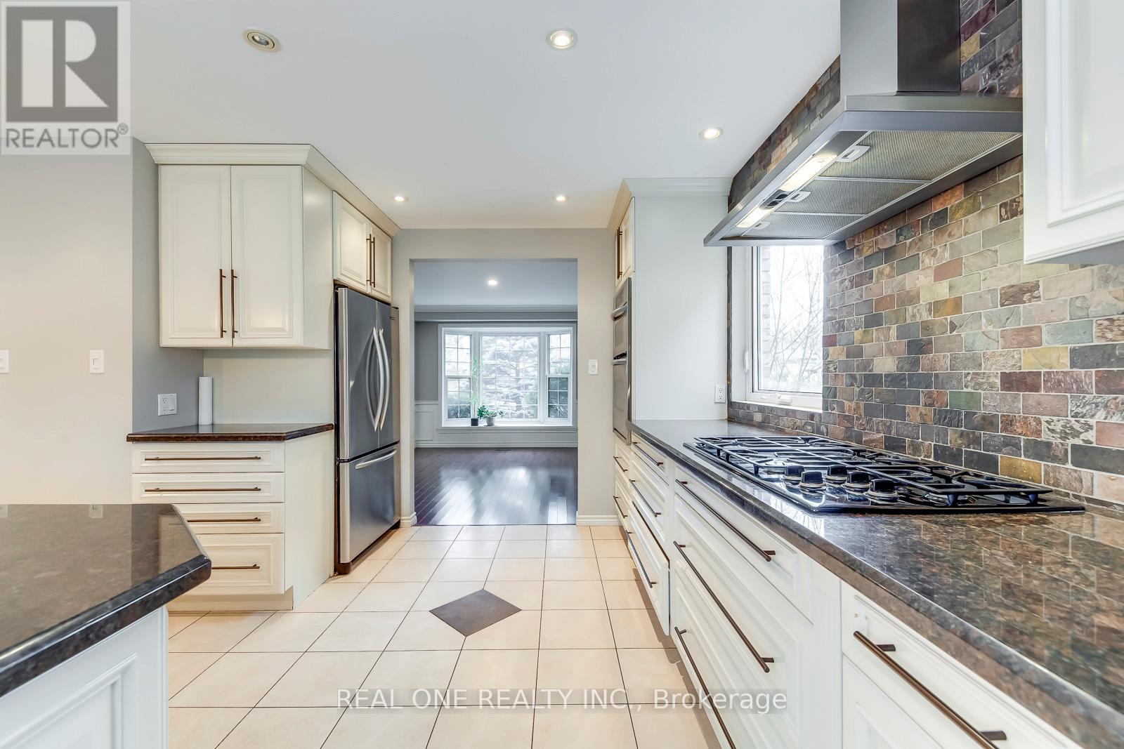 120 Blyth Crescent, Oakville, Ontario  L6J 5H6 - Photo 18 - W12503238