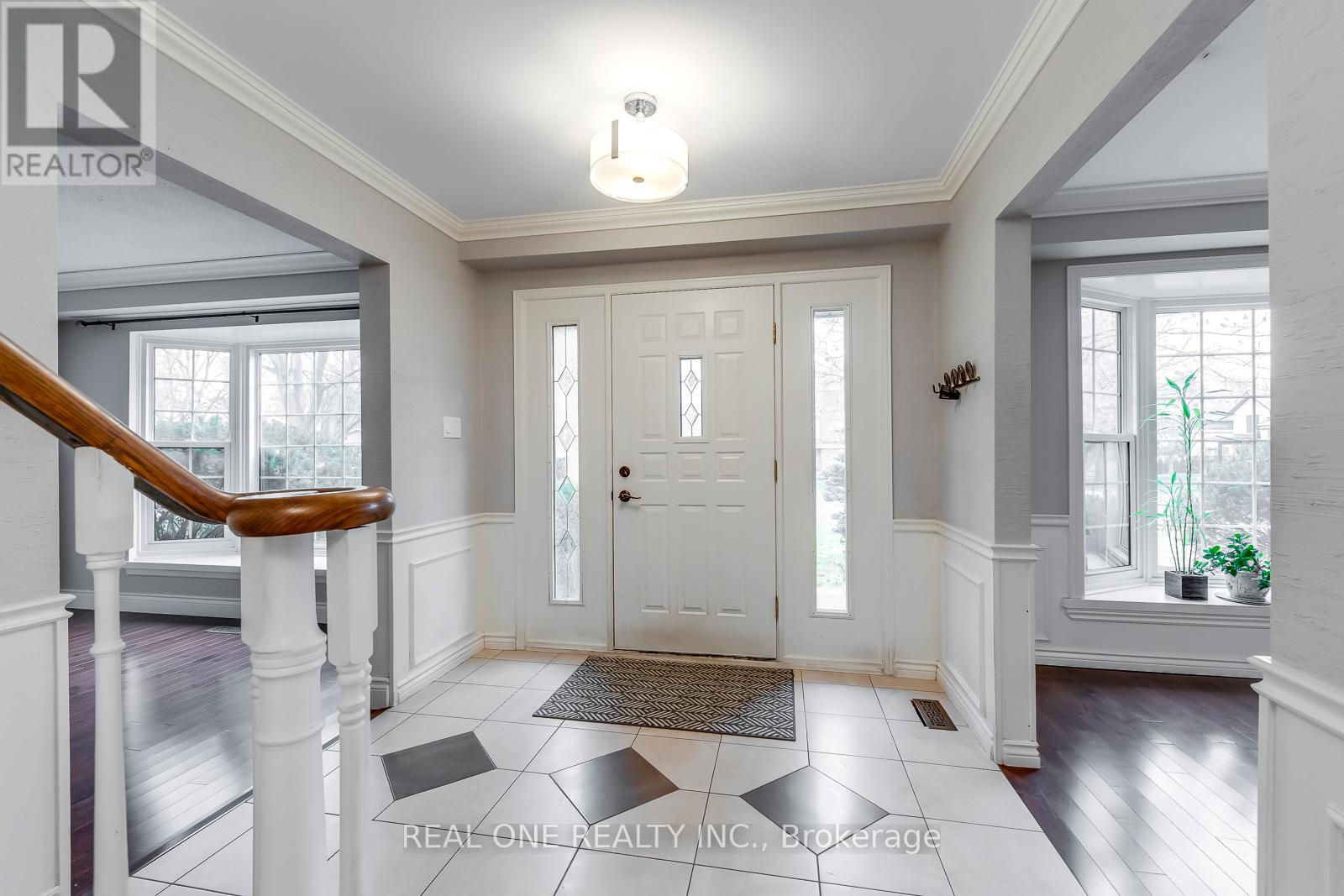 120 Blyth Crescent, Oakville, Ontario  L6J 5H6 - Photo 5 - W12503238