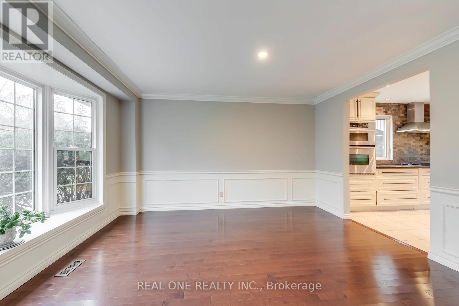 120 Blyth Crescent, Oakville, Ontario  L6J 5H6 - Photo 6 - W12503238