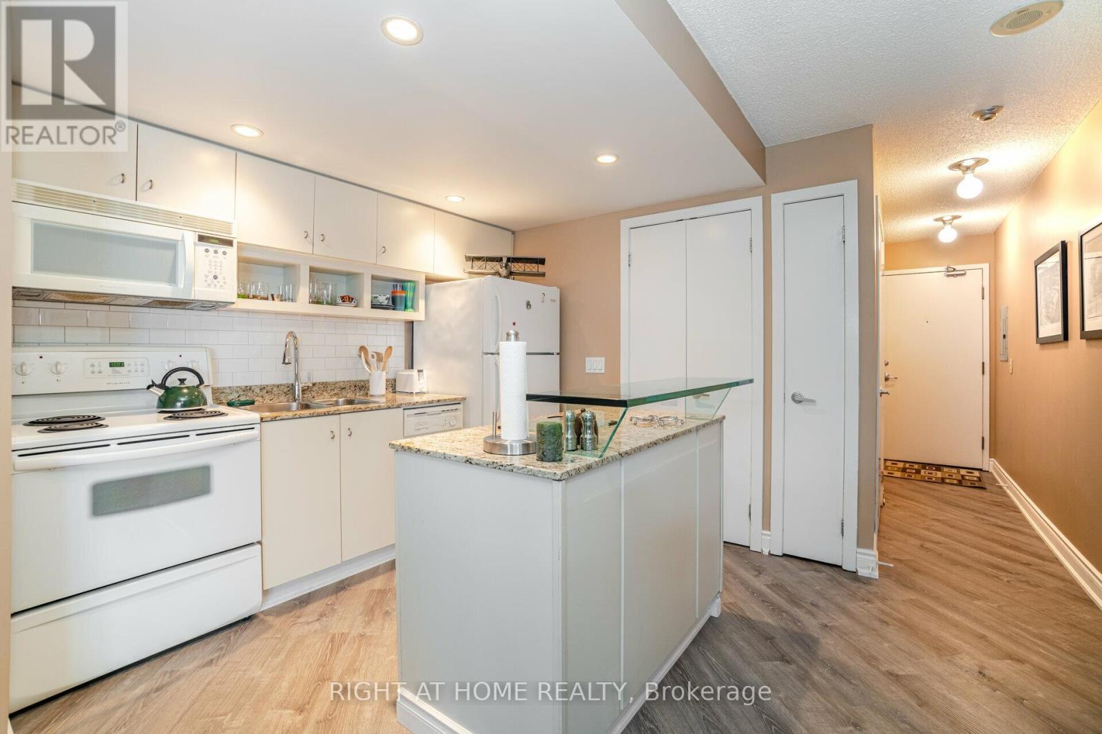 809 - 8 York Street, Toronto, Ontario  M5J 2Y2 - Photo 5 - C12503336