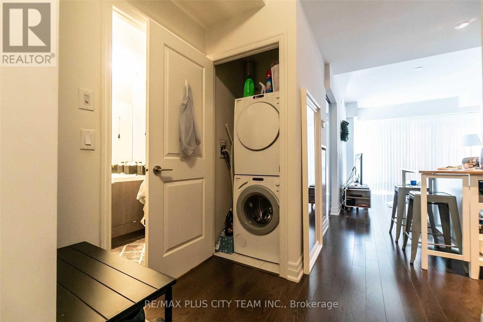 1604 - 8 The Esplanade, Toronto, Ontario  M5E 0A6 - Photo 9 - C12503480