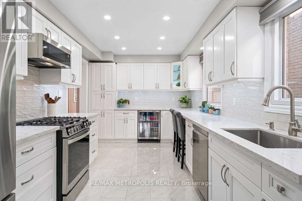 39 Hewitt Crescent, Ajax, Ontario  L1S 7A6 - Photo 5 - E12503626