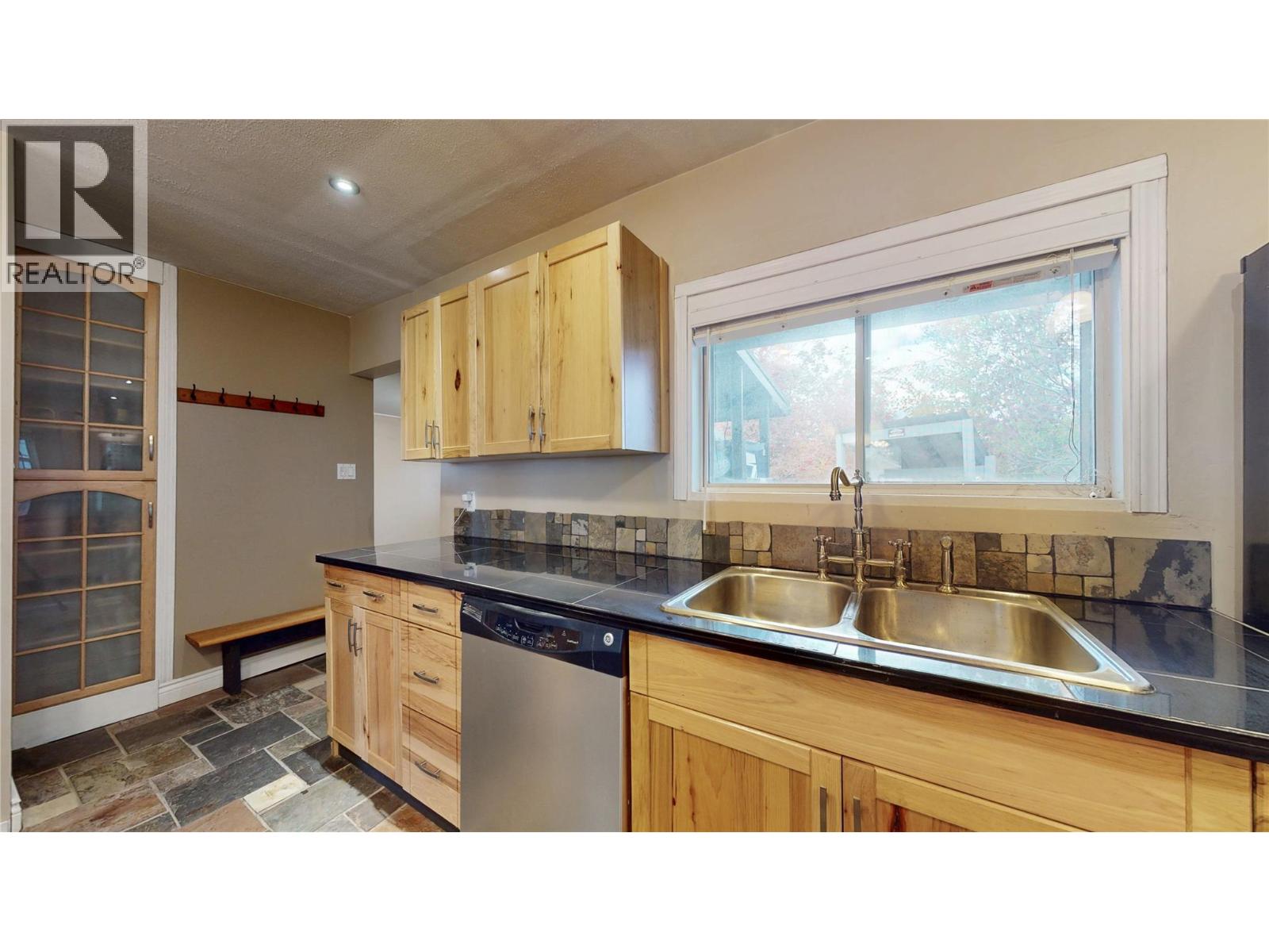 203 5th Avenue S, Cranbrook, British Columbia V1C 2G5 - Photo 9 - 10367225