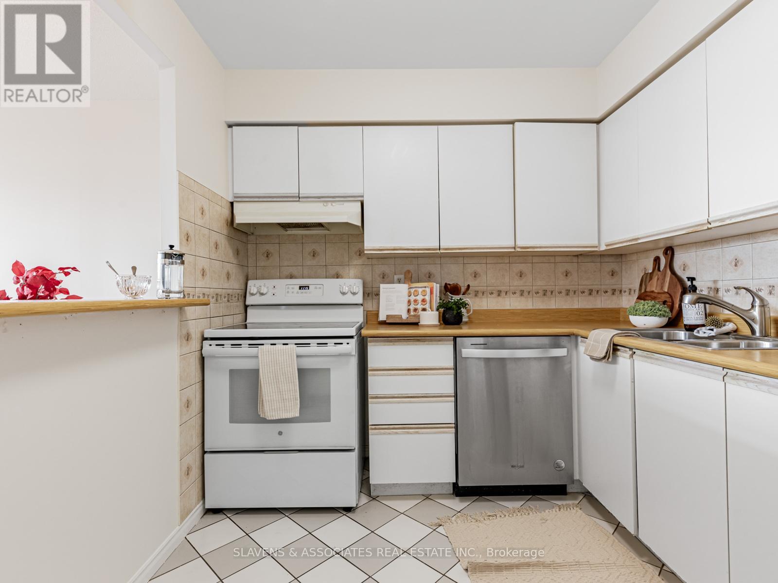 Ph103 - 91 Townsgate Drive, Vaughan, Ontario  L4J 8E8 - Photo 8 - N12503370