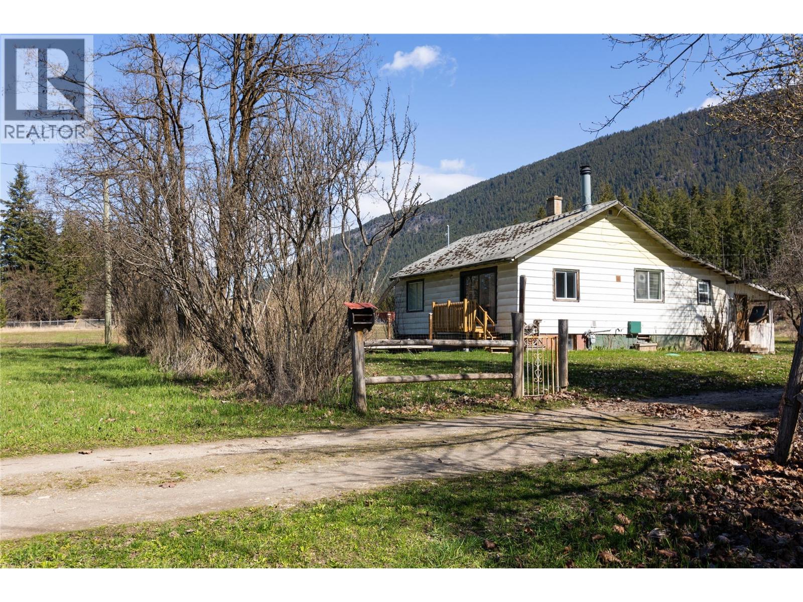 4251 Mikkelson Frontage Road, Tappen, British Columbia  V0E 2X2 - Photo 3 - 10347697