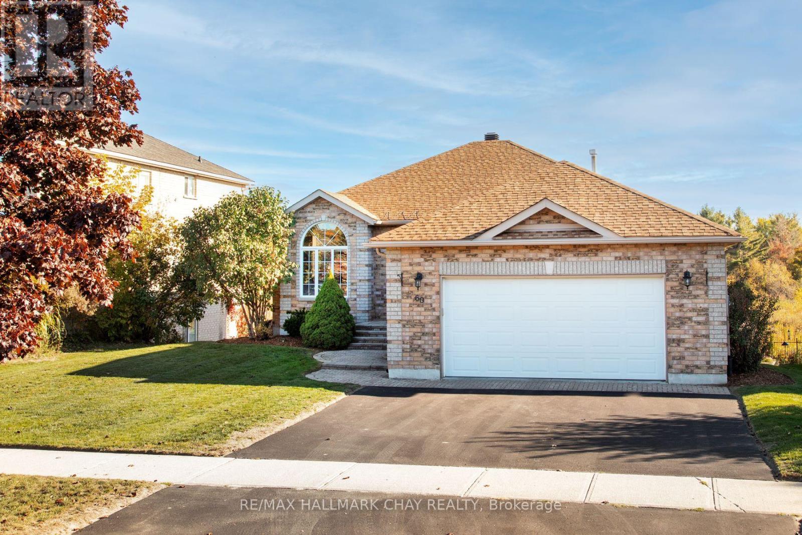 60 Crompton Drive, Barrie (Little Lake), Ontario  L4M 6N1 - Photo 2 - S12503410