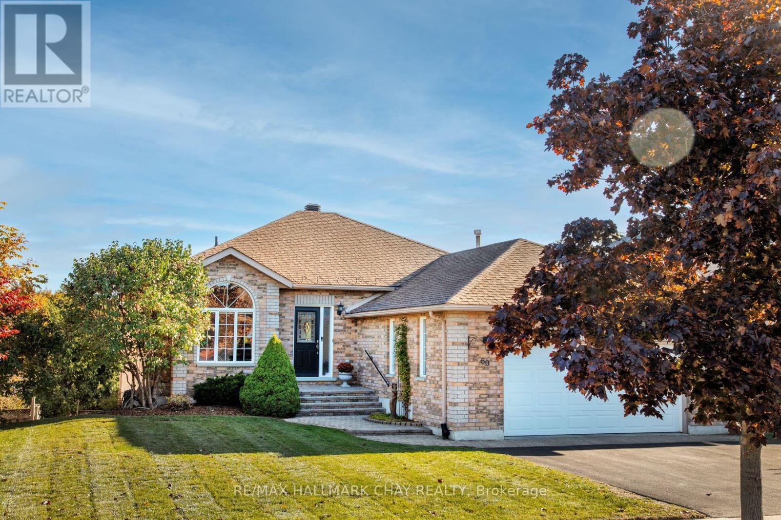 60 Crompton Drive, Barrie (Little Lake), Ontario  L4M 6N1 - Photo 3 - S12503410