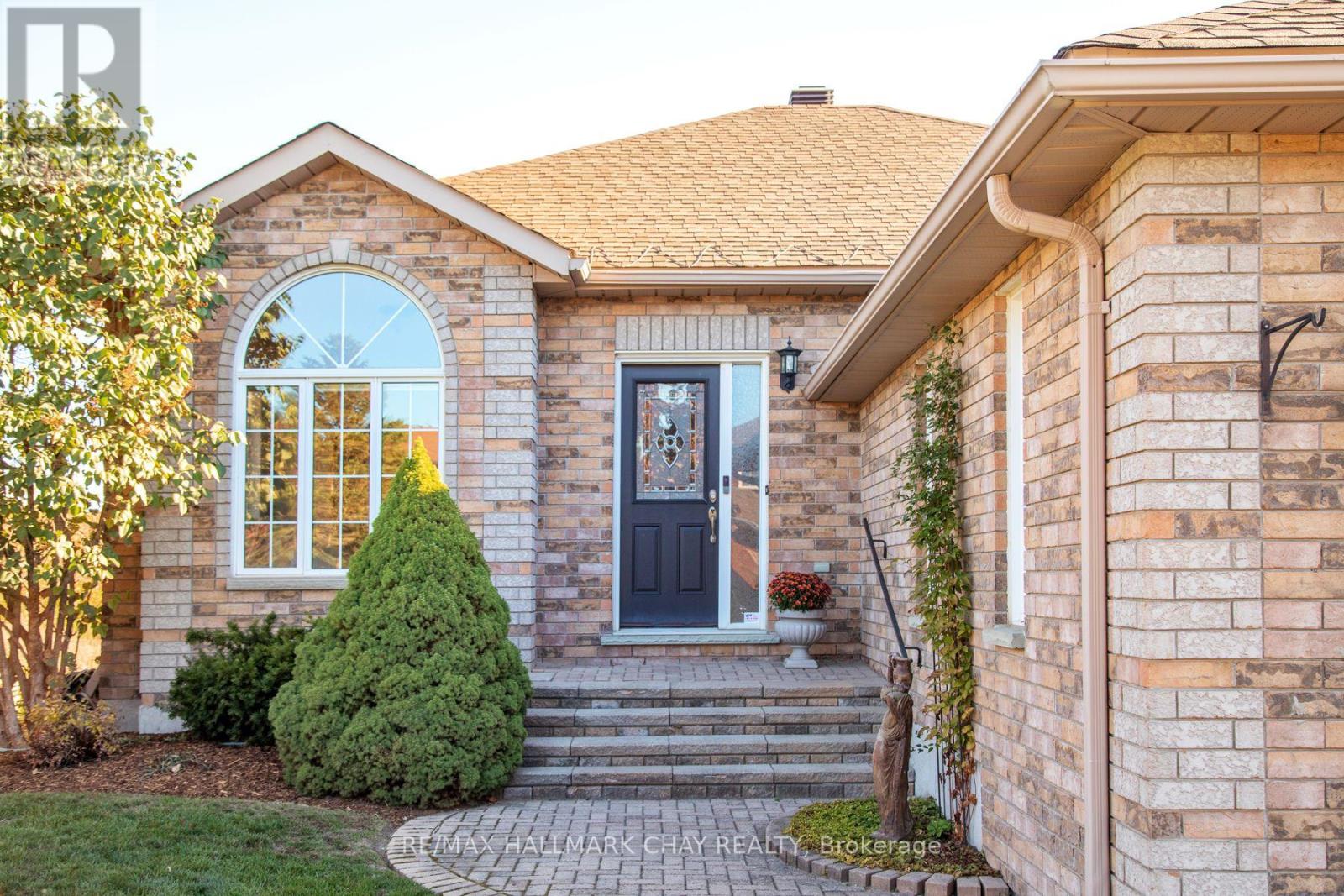 60 Crompton Drive, Barrie (Little Lake), Ontario  L4M 6N1 - Photo 5 - S12503410