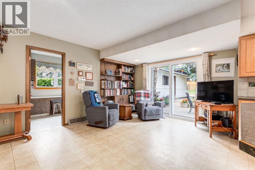 274 Carragana Crescent Nw, Calgary, Alberta  T2L 1B1 - Photo 6 - A2256316