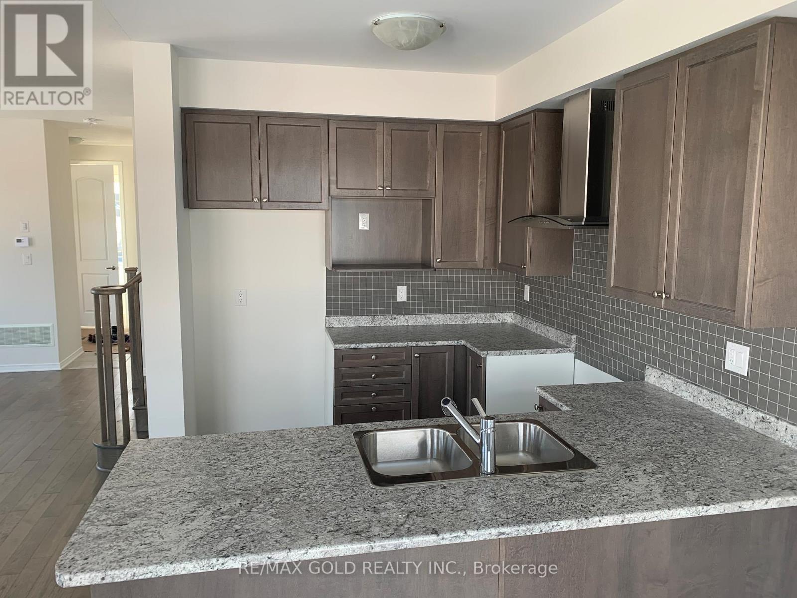 32 Oaktree Drive, Haldimand, Ontario  N3W 0E6 - Photo 12 - X12502692