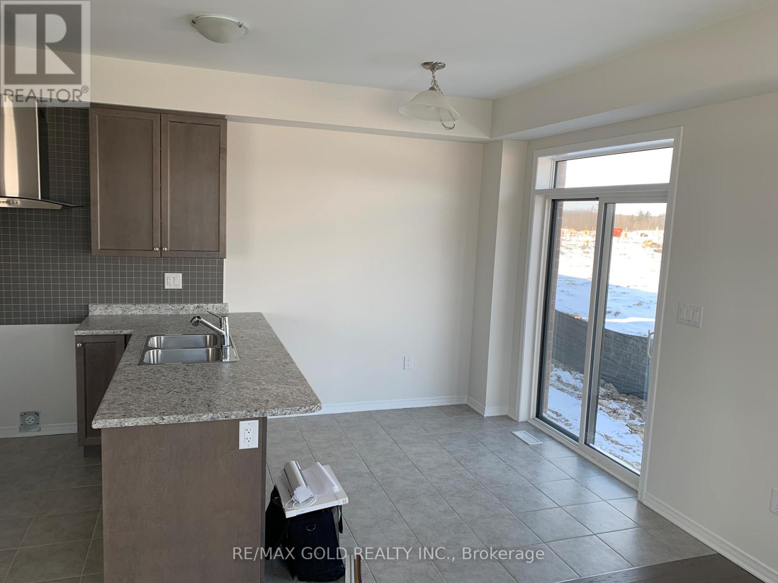 32 Oaktree Drive, Haldimand, Ontario  N3W 0E6 - Photo 9 - X12502692