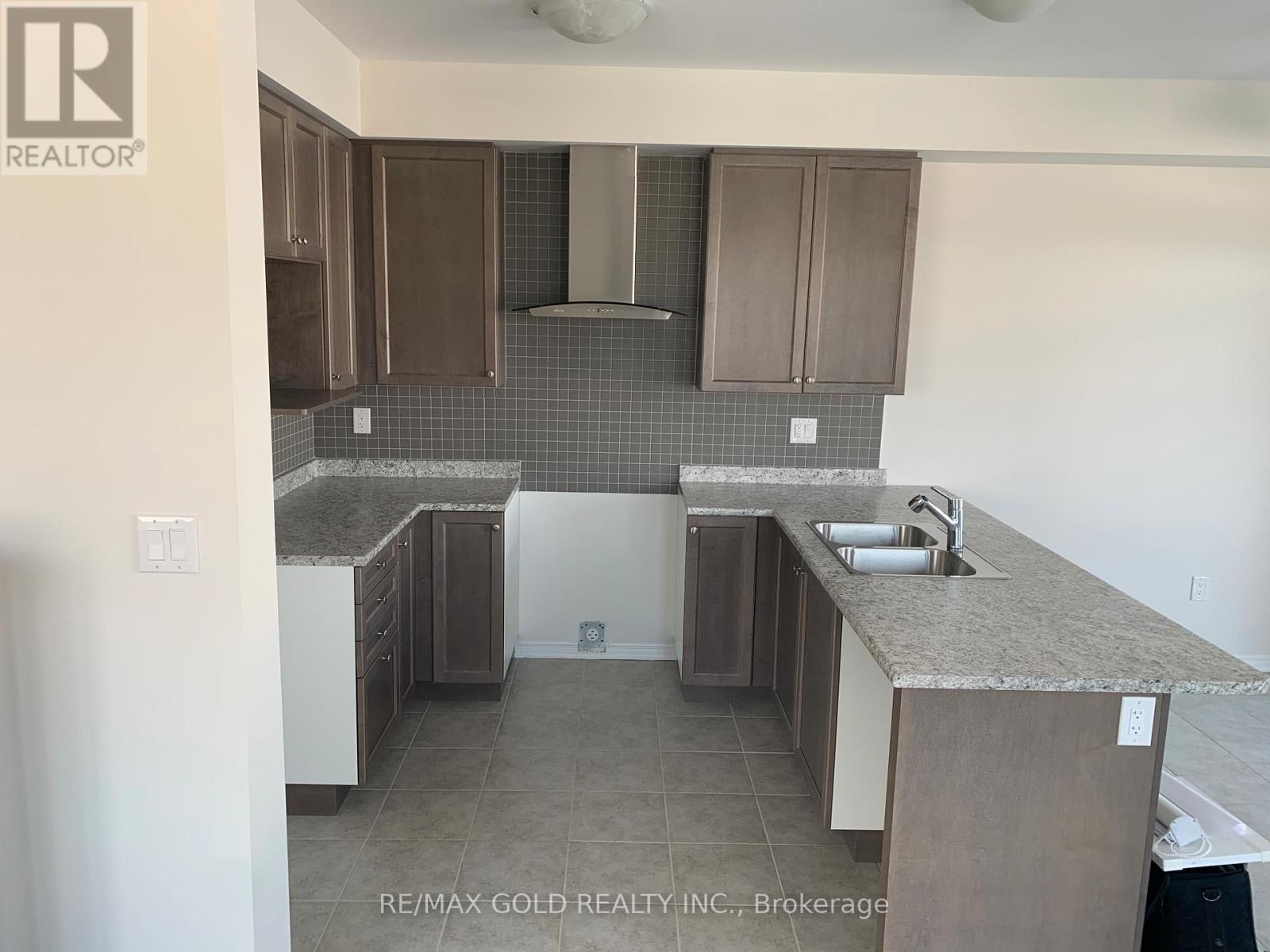 32 Oaktree Drive, Haldimand, Ontario  N3W 0E6 - Photo 11 - X12502692