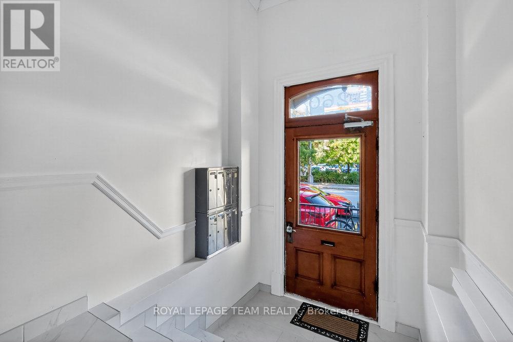 260 Somerset Street W, Ottawa, Ontario  K2P 0J6 - Photo 2 - X12503684