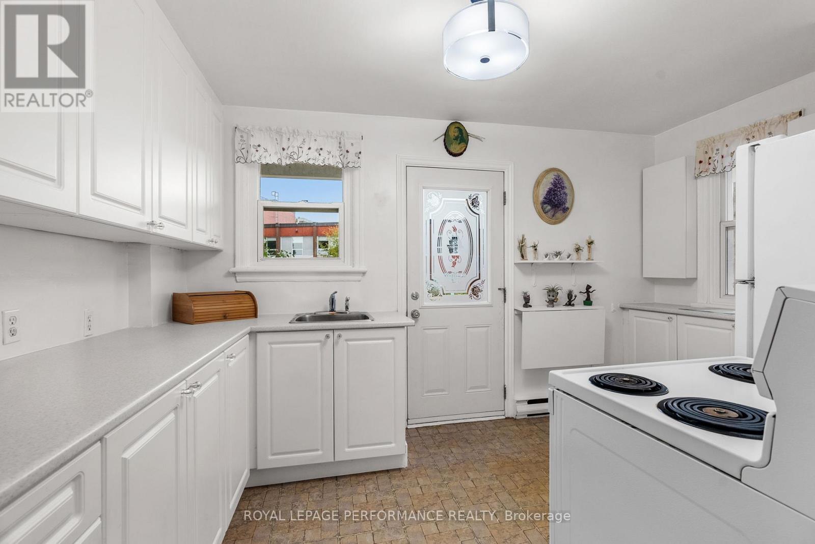 72 Dagmar Avenue, Ottawa, Ontario  K1L 5T4 - Photo 8 - X12503748