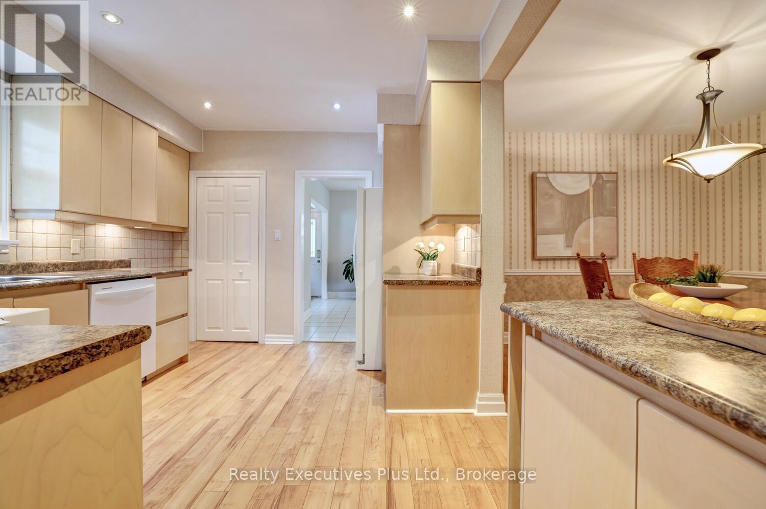 322 Pine Avenue, Oakville, Ontario  L6J 2J9 - Photo 14 - W12503642