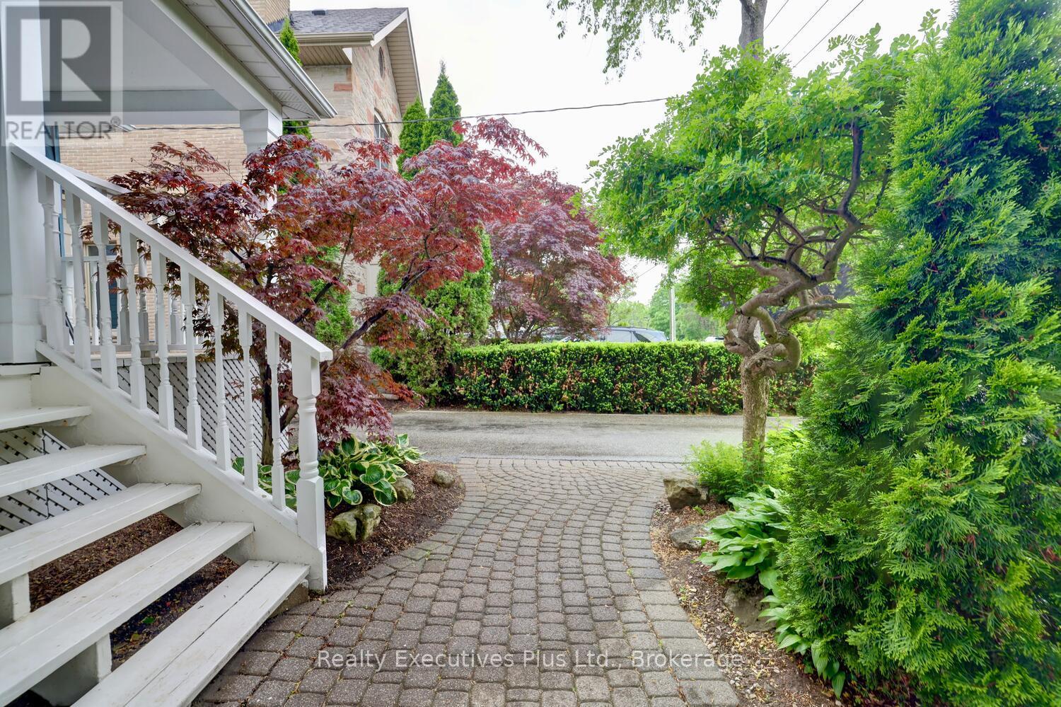 322 Pine Avenue, Oakville, Ontario  L6J 2J9 - Photo 2 - W12503642