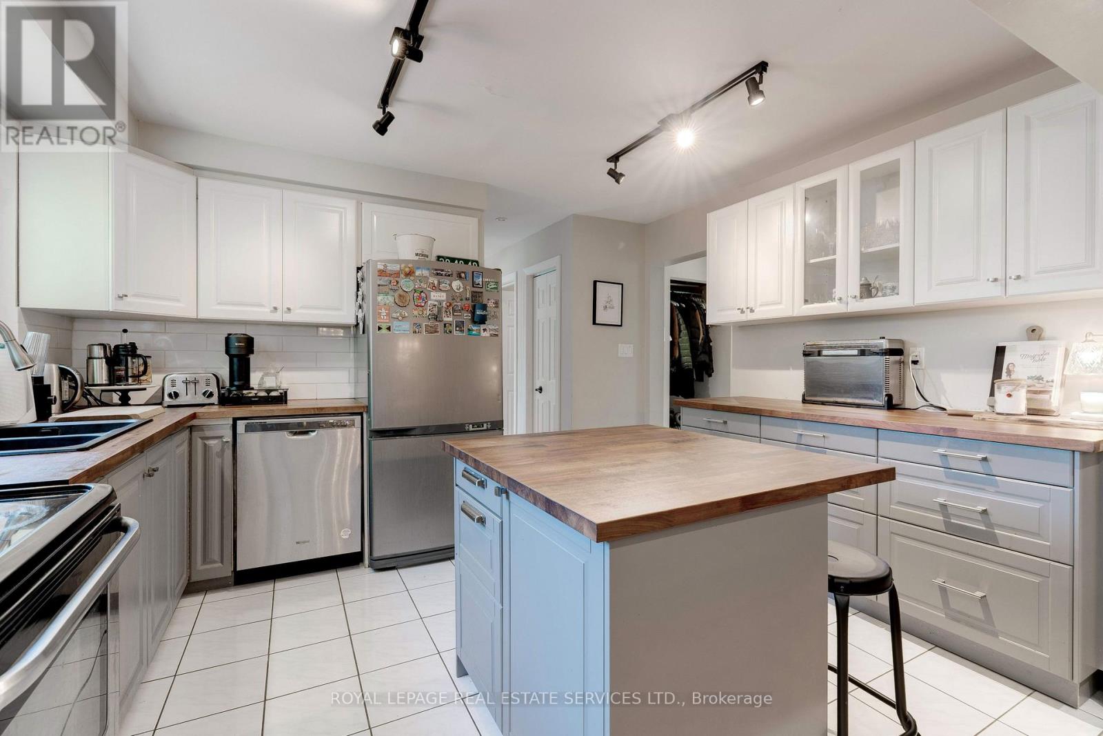 297 Sunset Drive, Oakville, Ontario  L6L 3M5 - Photo 10 - W12503310