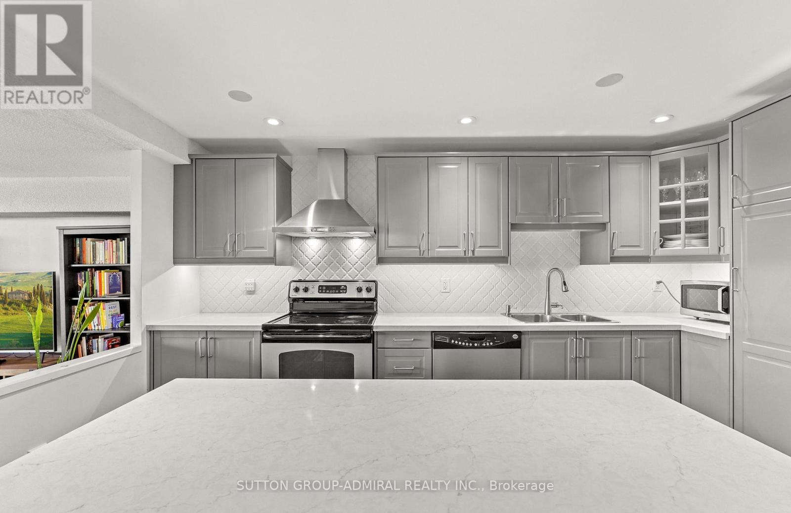 1001 - 270 Scarlett Road, Toronto (Rockcliffe-Smythe), Ontario  M6N 4X7 - Photo 10 - W12503374