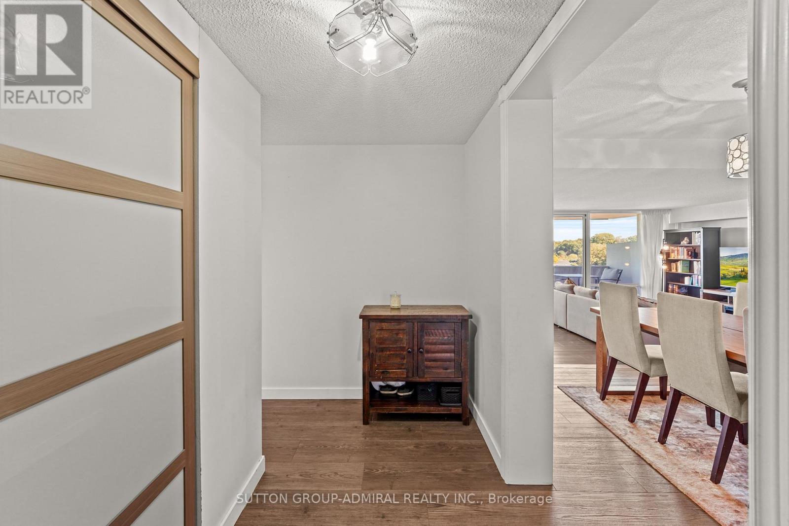 1001 - 270 Scarlett Road, Toronto (Rockcliffe-Smythe), Ontario  M6N 4X7 - Photo 4 - W12503374