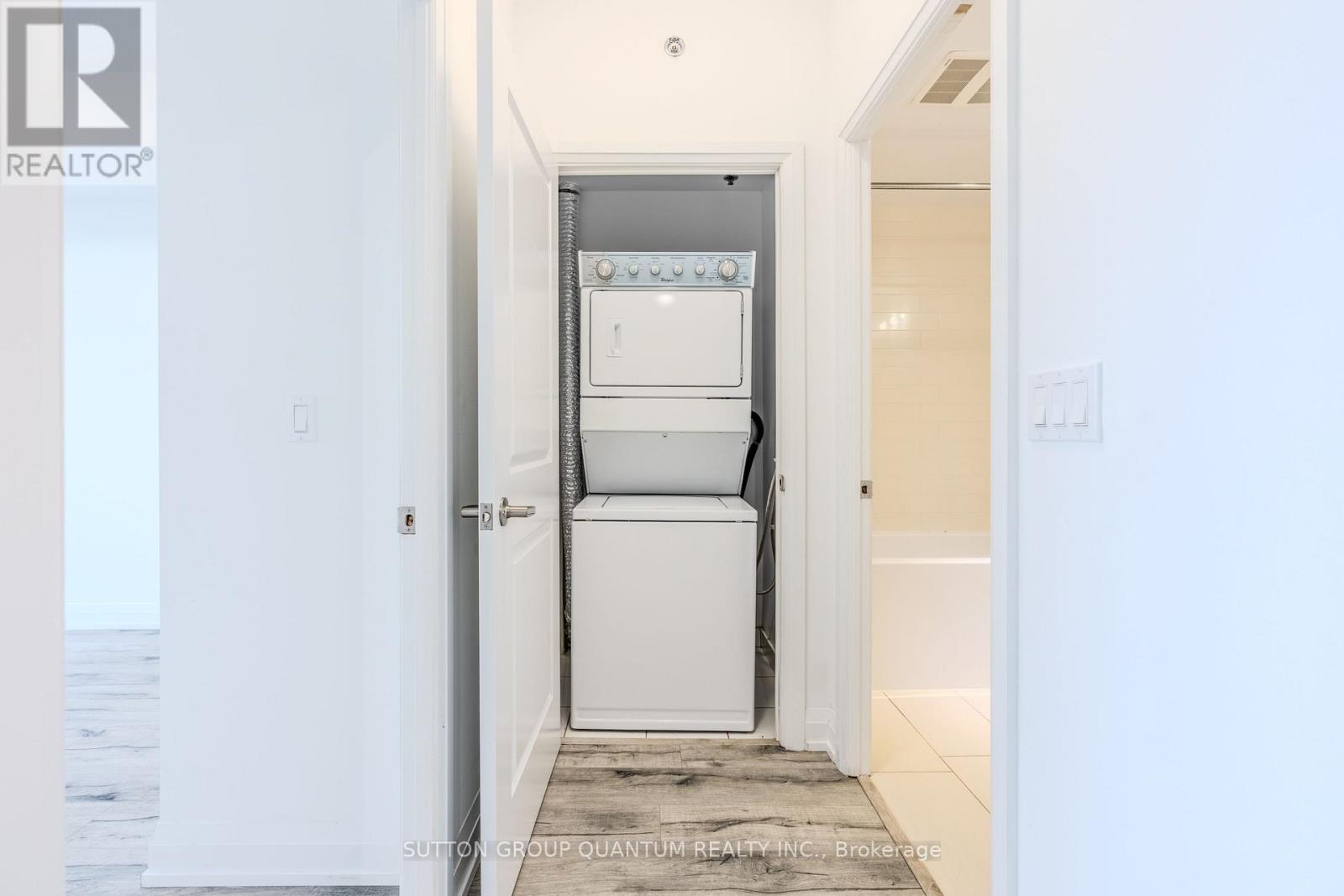 202 - 65 Speers Road, Oakville, Ontario  L6K 3V5 - Photo 9 - W12503436