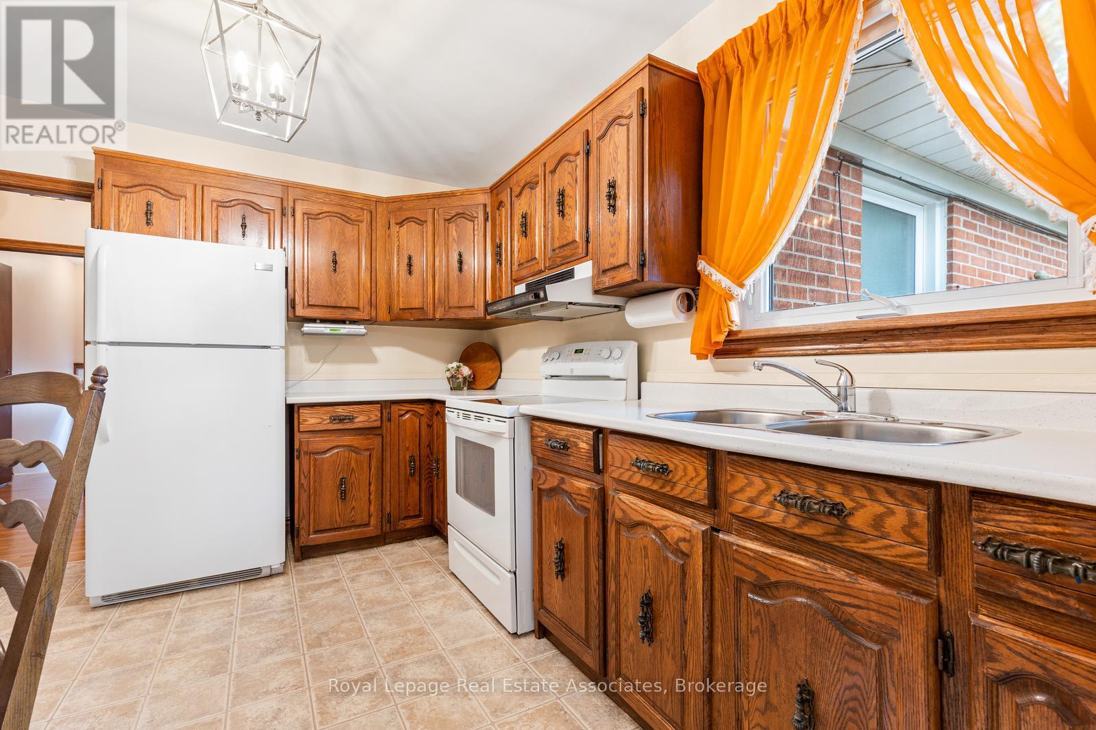 67 Breadner Drive, Toronto, Ontario  M9R 3M5 - Photo 11 - W12503462