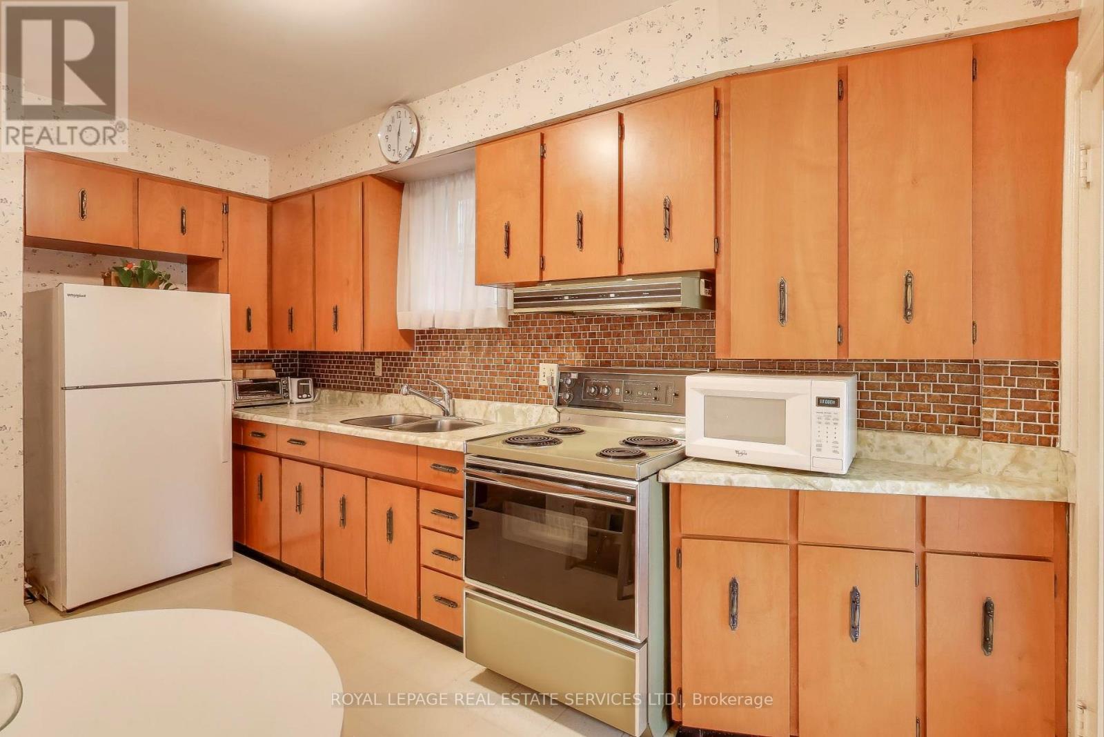 321 Willard Avenue, Toronto, Ontario  M6S 3R1 - Photo 13 - W12503464