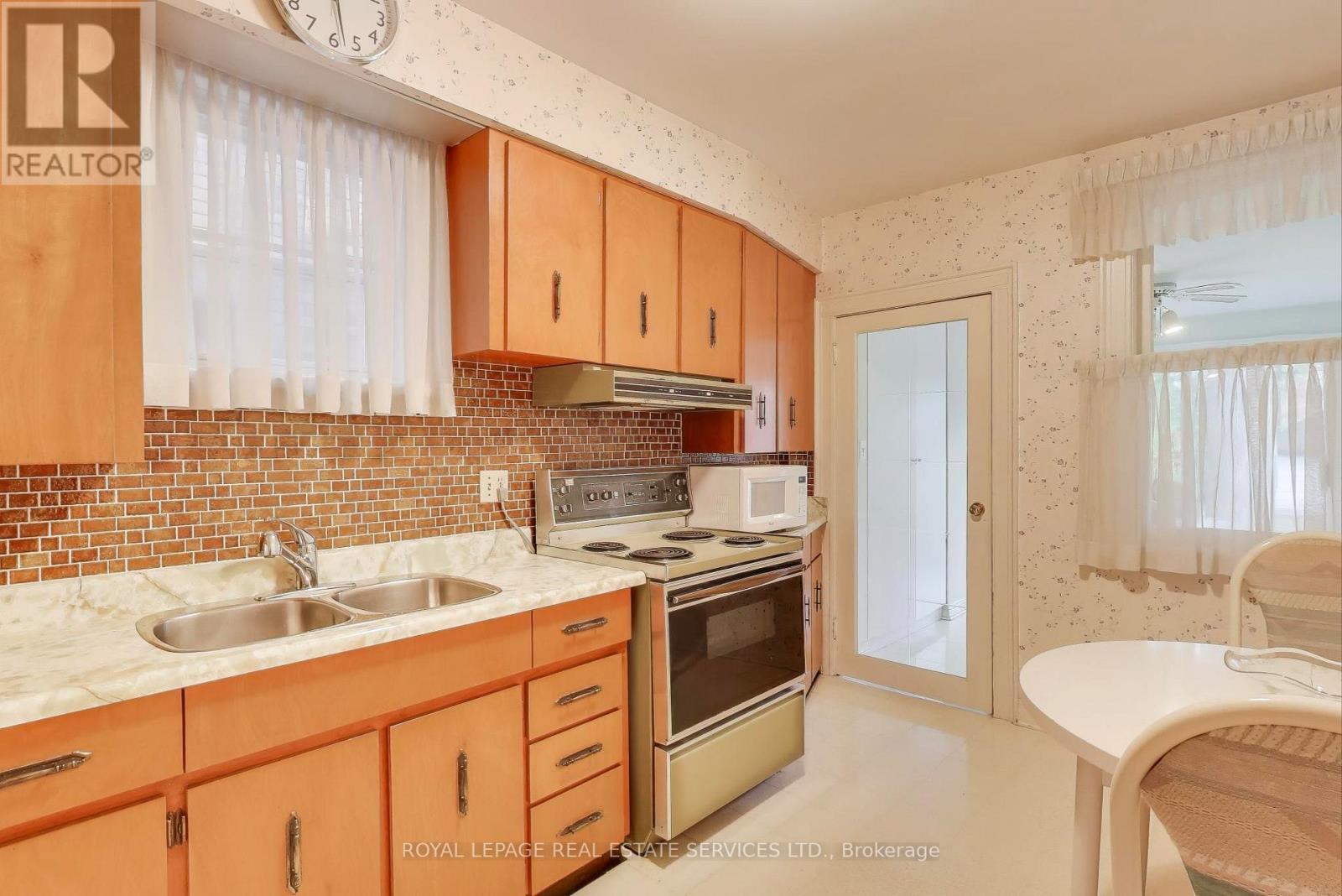 321 Willard Avenue, Toronto, Ontario  M6S 3R1 - Photo 14 - W12503464