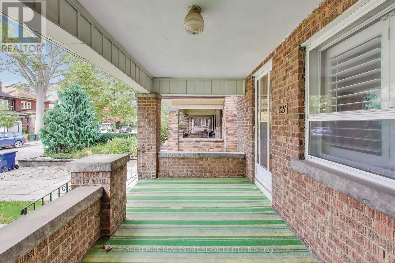 321 Willard Avenue, Toronto, Ontario  M6S 3R1 - Photo 5 - W12503464