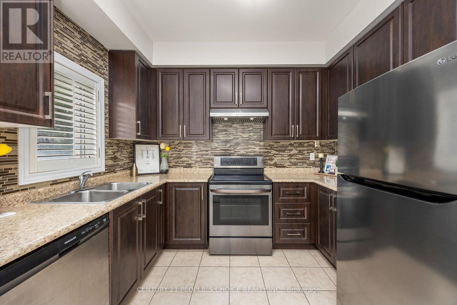 32 Frenchpark Circle, Brampton, Ontario  L6X 0Y6 - Photo 12 - W12503530