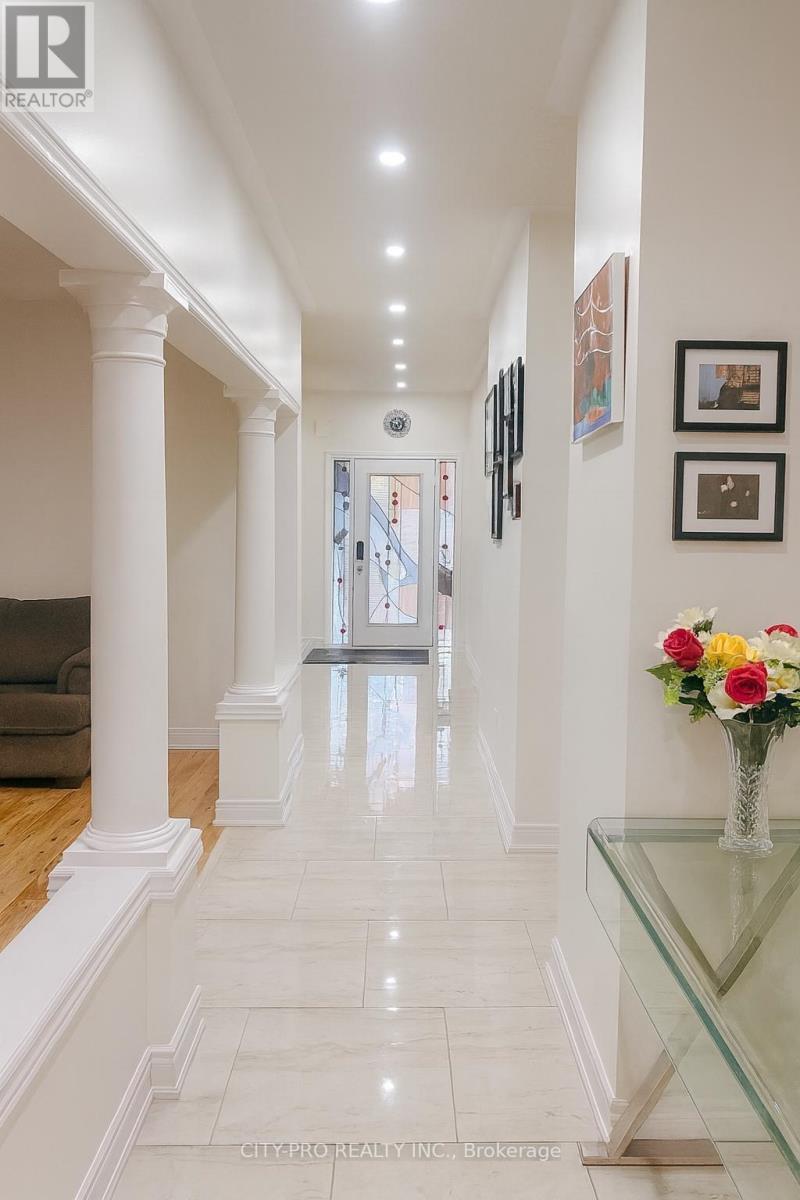 85 Bonistel Crescent, Brampton, Ontario  L7A 3H1 - Photo 4 - W12503554