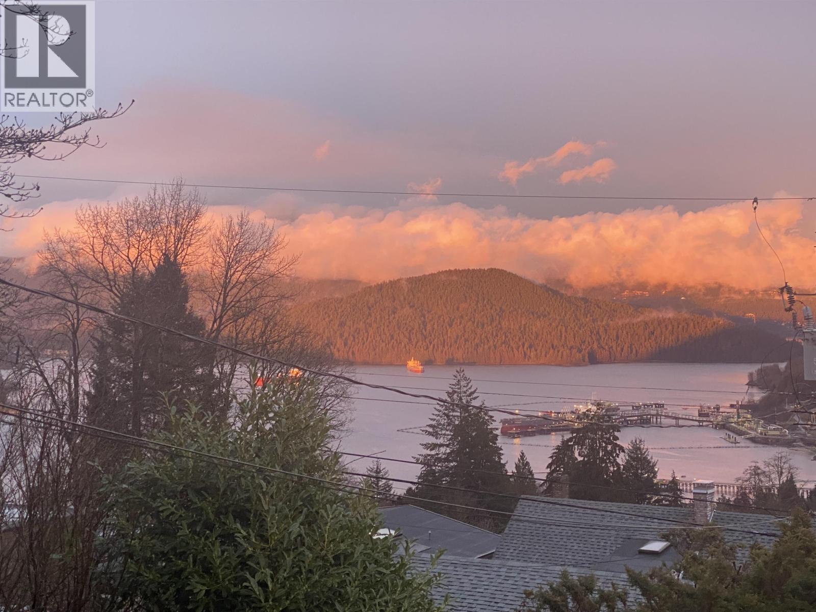 190 N Ellesmere Avenue, Burnaby, British Columbia  V5B 1J8 - Photo 3 - R3063986