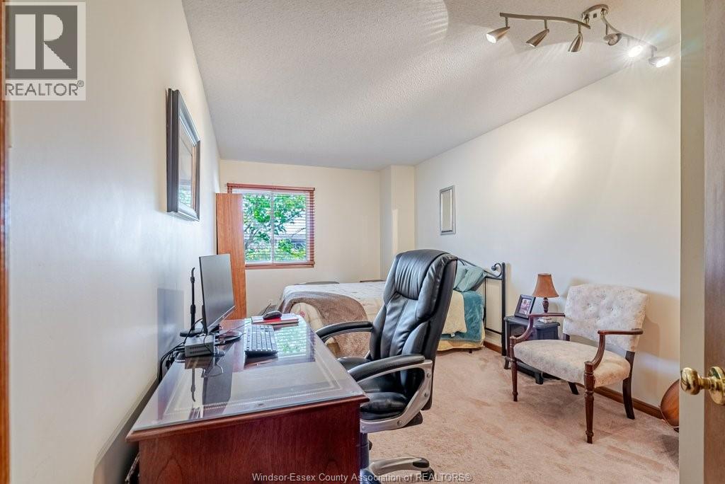 Photo 24 of 50 for 70 Glenroy Unit# 7