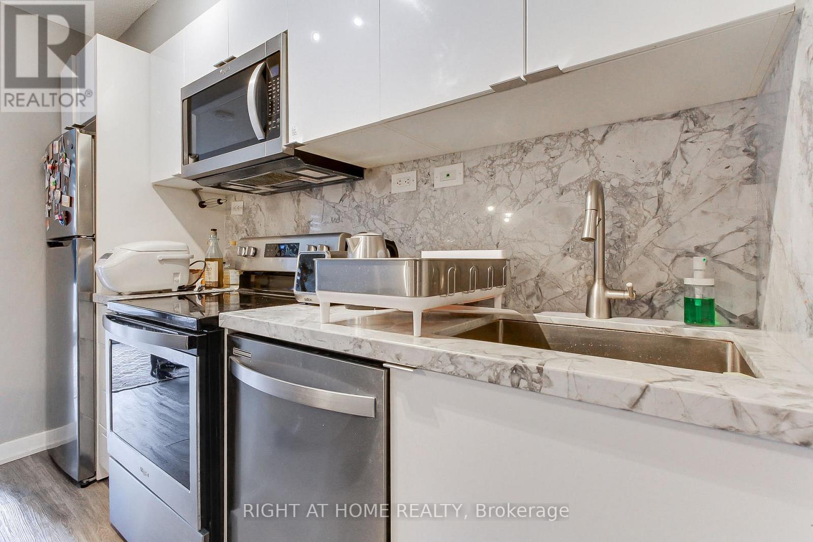 829 - 10 Capreol Court, Toronto, Ontario  M5V 4B3 - Photo 11 - C12503720